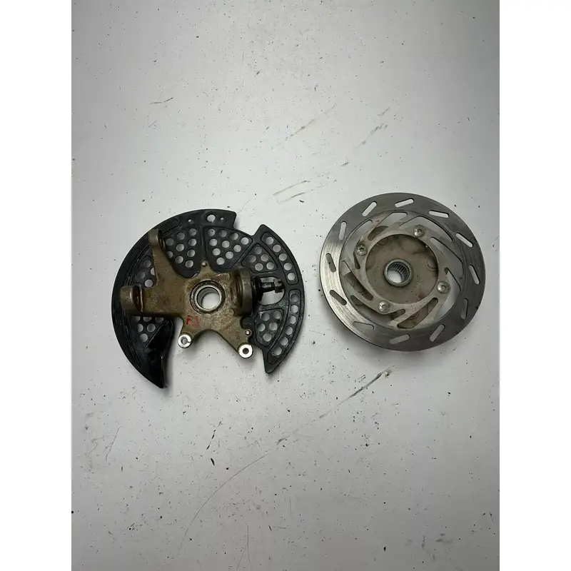 2008 08 Yamaha Grizzly 700 4x4 YFM700 OEM GOOD Front Right Spindle Hub Guard Lug